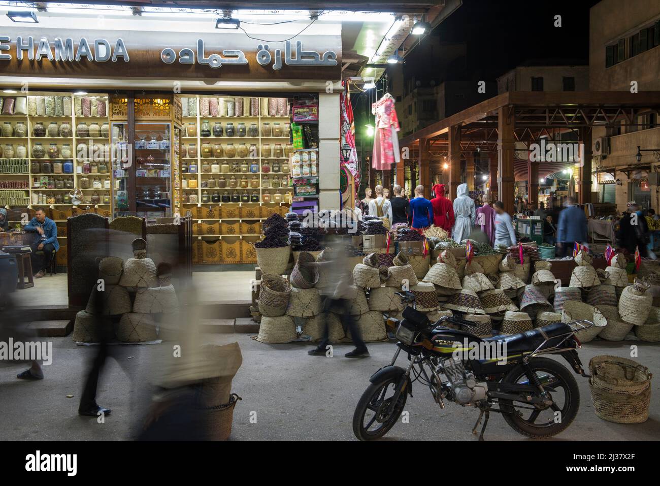 Mercado nocturno en Asuán, Egipto, Noreste de África. Foto de stock