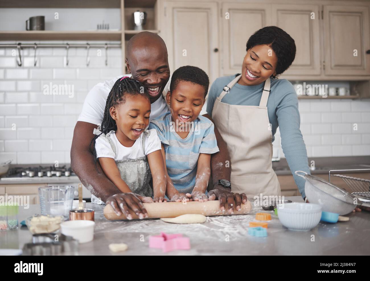 Hornear es como pintar o escribir una canción. Un tiro de una familia horneando juntos en la cocina. Foto de stock