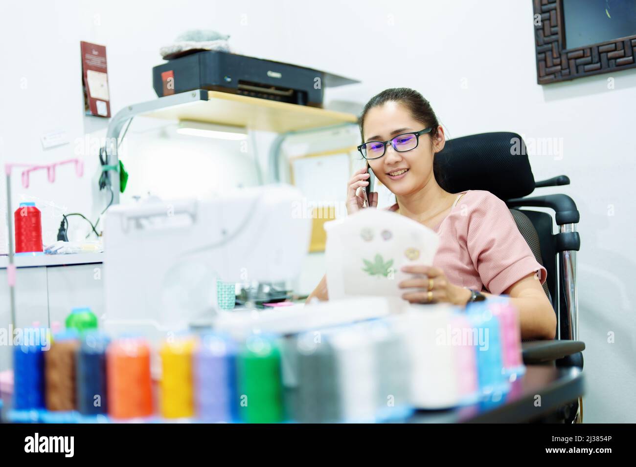 Bordados, artesanías, aficiones, negocios de PYMES, negocios familiares, Retrato de las diseñadores femeninas asiáticas están haciendo mediante el diseño de patrones utilizando automático Foto de stock