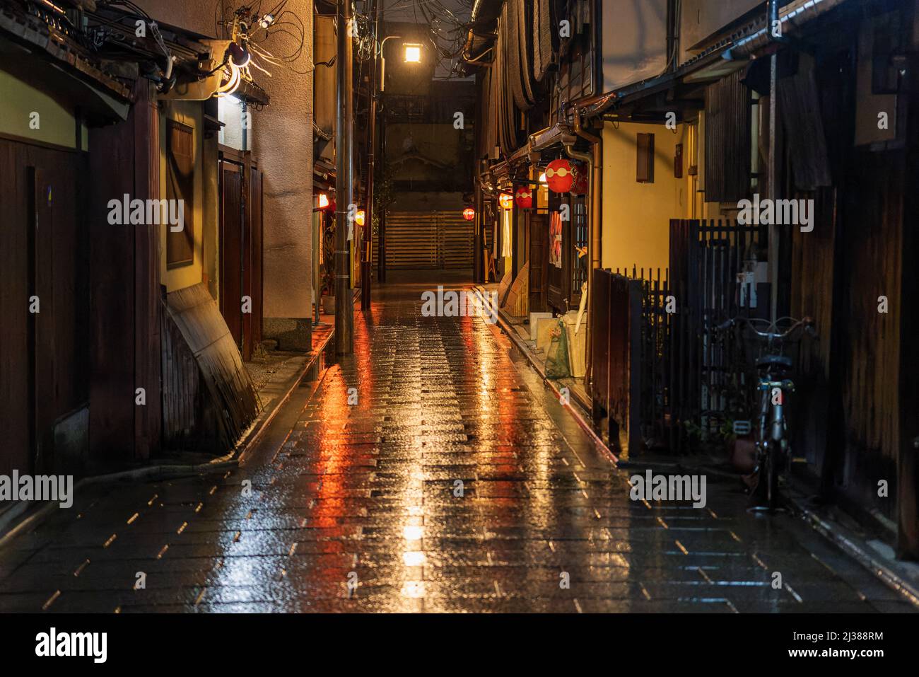Callejón vacío en el histórico distrito Gion de Kioto por la noche después de la lluvia Foto de stock