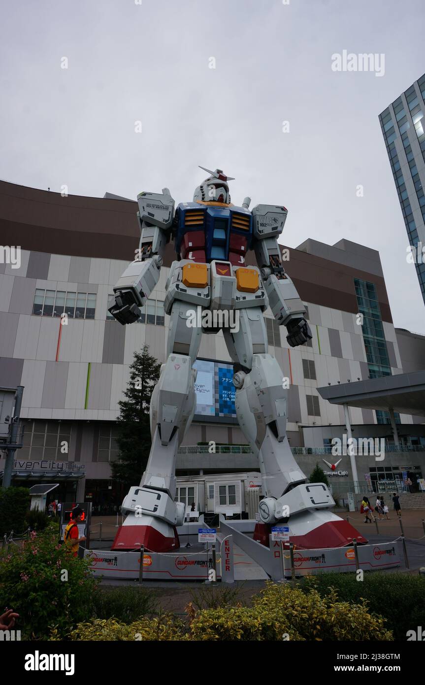 Plano vertical de una estatua alta de Gundam frente a Diver City