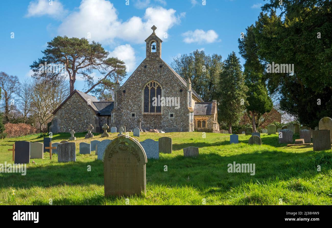 Mirando hacia arriba la colina a través del cementerio a la iglesia de San Andrés, Aldringham, Suffolk Foto de stock