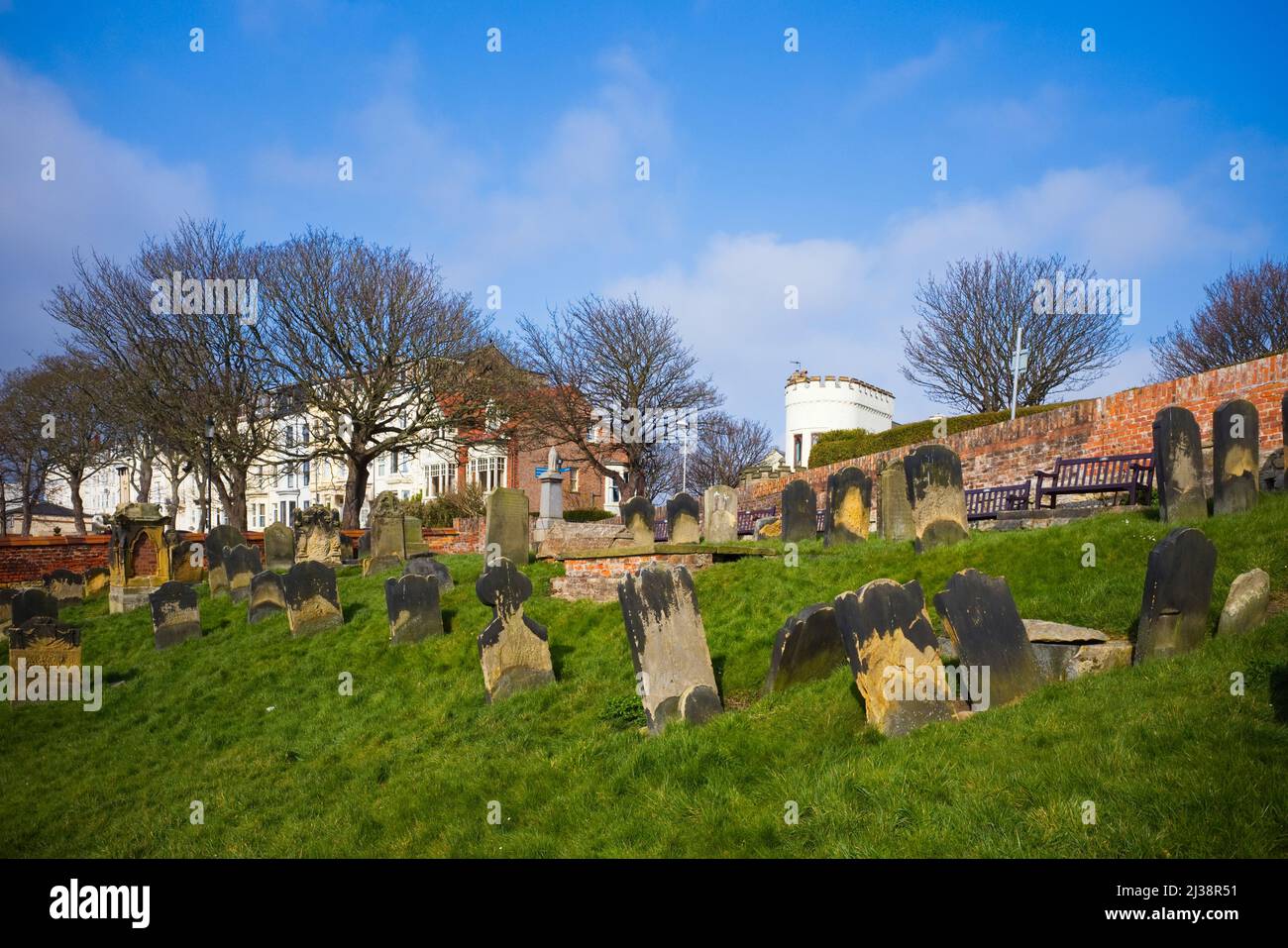 Vestiduras y en todos los ángulos cerca de la tumba de Anne Bronte en Scarborough Foto de stock