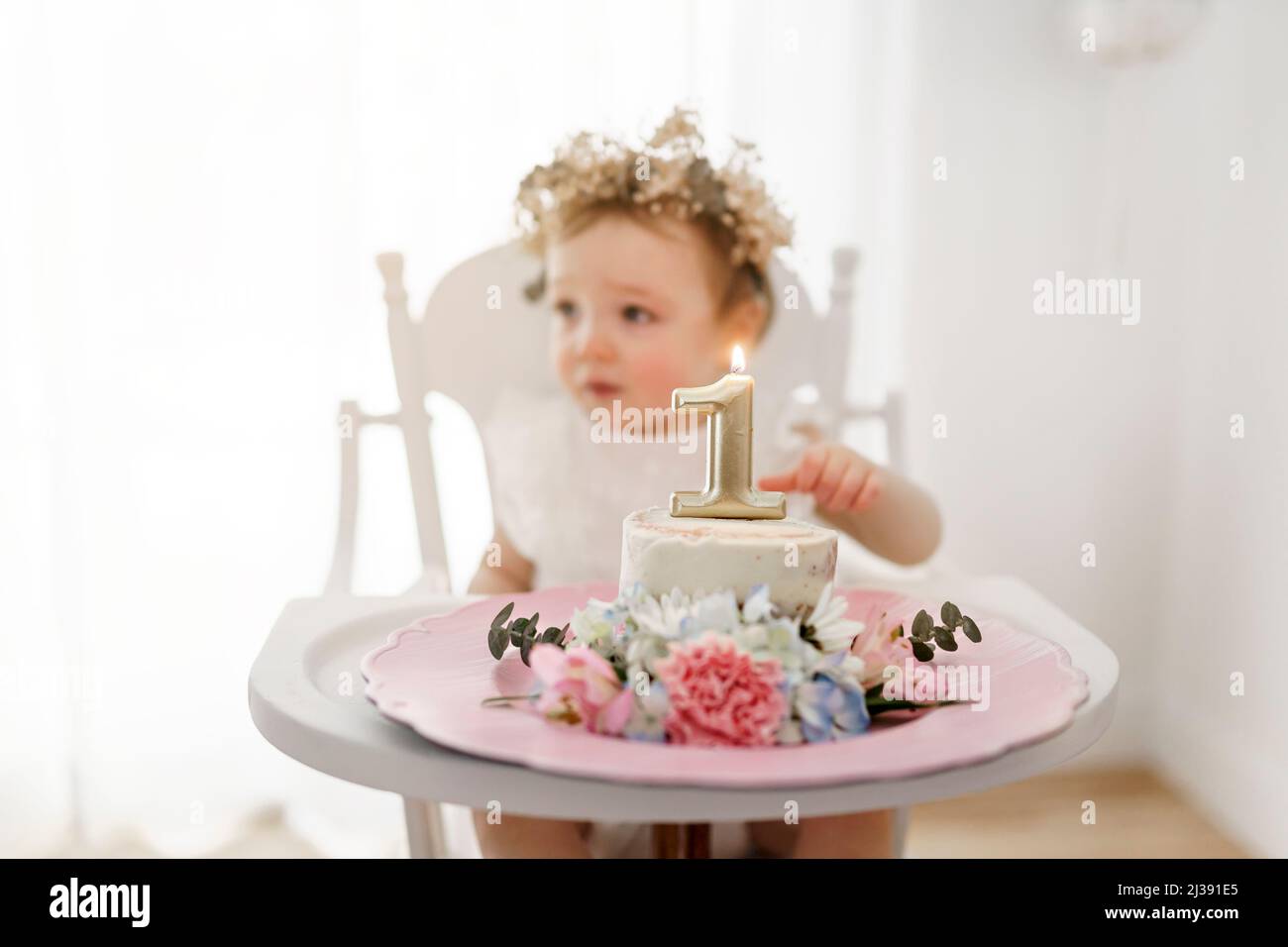 Primer pastel de cumpleaños de una niña sentada en la silla Fotografía de  stock - Alamy