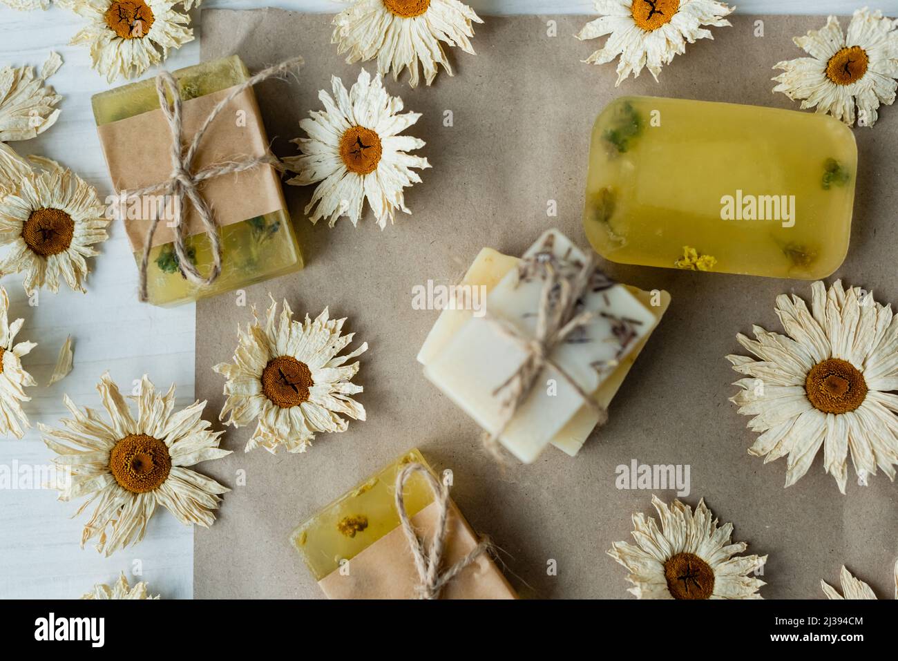 Vista superior de barras de jabón hechas a mano cerca de flores secas en papel de artesanía Fotografía de stock - Alamy Vista superior de barras de jabón hechas a mano cerca de flores secas en papel de artesanía Fotografía de stock - Alamy
