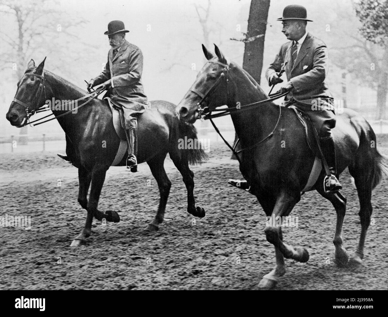 El Rey a caballo por primera vez este año. El rey montando en la fila, acompañado por el coronel Sir Arthur Erkino, el oquerry de la corona. Por primera vez este año, el Rey tomó su paseo en la fila a primera hora de la mañana. Él condujo a Hyde Park y montó allí. 30 de mayo de 1932. Foto de stock