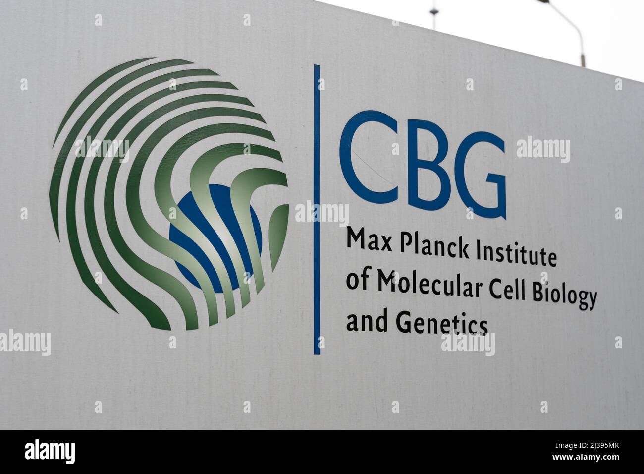 Placa de nombre del Instituto Max Planck de Biología Molecular Celular y Genética de la Ciudad. Signo gris con el logotipo de CBG y letras. Instalaciones de investigación Foto de stock