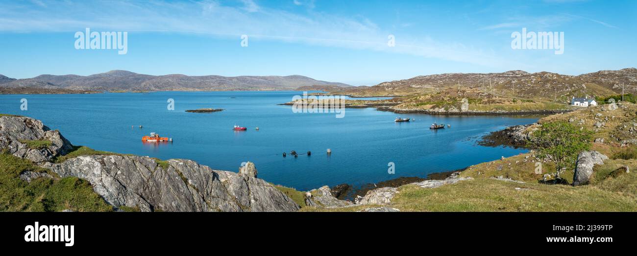 Vista panorámica del lago Ceann Dibig y el lago An Tairbeairt (lago Tarbert) tomada desde cerca de Meavag en la isla de Harris en las Hébridas Exteriores, Escocia Foto de stock