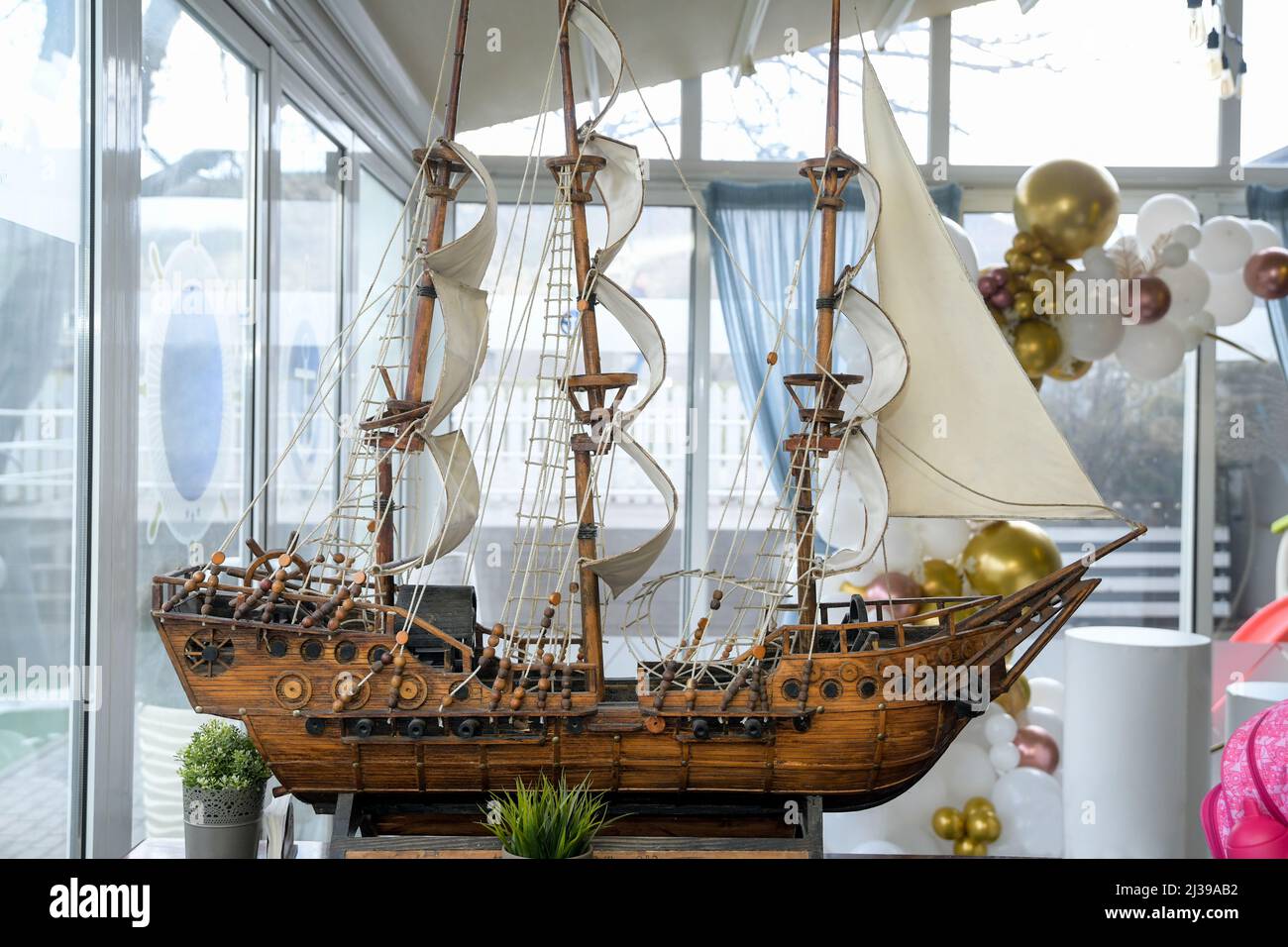 Antiguo modelo de barco de vela de madera en el mercado de pulgas. Modelo  de barco con velas. Réplica de madera del antiguo buque famoso es el  recuerdo turístico más popular Fotografía