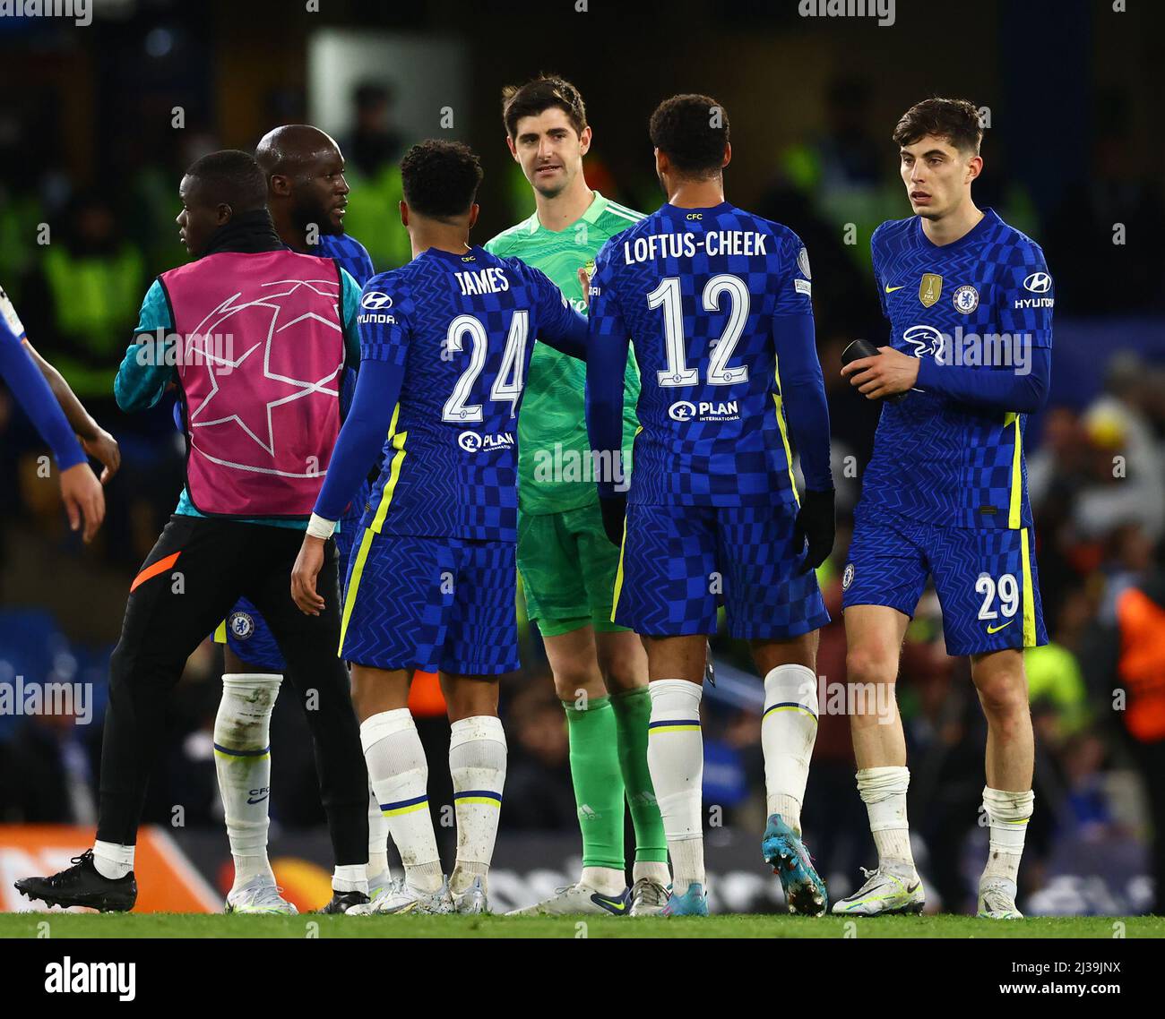 Londres, Inglaterra, 6th de abril de 2022. El ex jugador del Chelsea  Thibaut Courtois del Real Madrid habla con los jugadores del Chelsea  durante el partido de la UEFA Champions League en