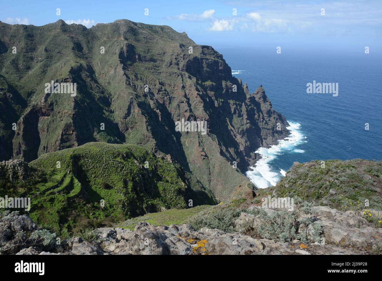 Las Montañas Anaga y el Océano Atlántico en la costa norte de Tenerife, Parque Rural Anaga, cerca de Taganana, Islas Canarias, España. Foto de stock