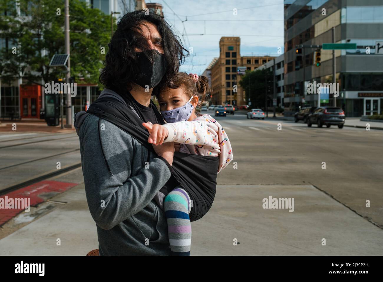 Papá y su hija caminando por la calle en Baltimore Foto de stock