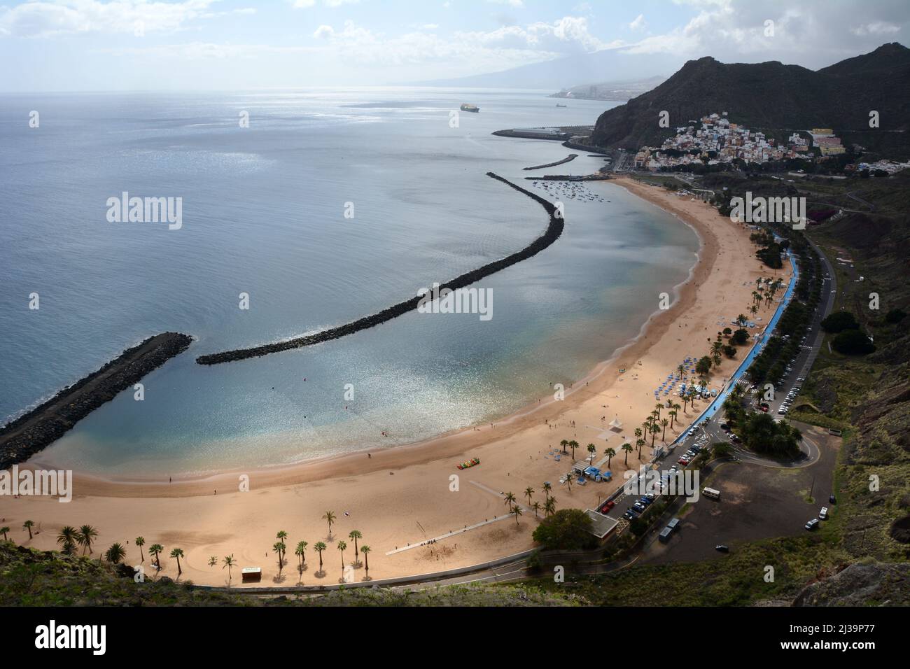 La Playa de Las Teresitas, una playa artificial y su rompeolas, San Andrés, Montañas Anaga, Santa Cruz de Tenerife, Islas Canarias, España. Foto de stock