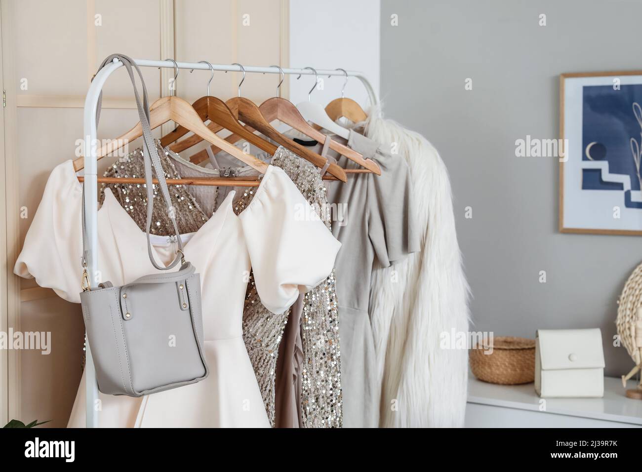 Tendedero con ropa elegante en un moderno estudio del estilista de moda  Fotografía de stock - Alamy