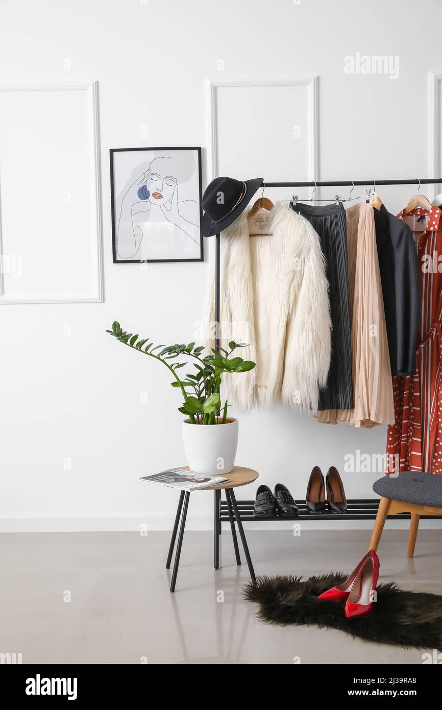 Tendedero con ropa elegante en un moderno estudio del estilista de moda  Fotografía de stock - Alamy