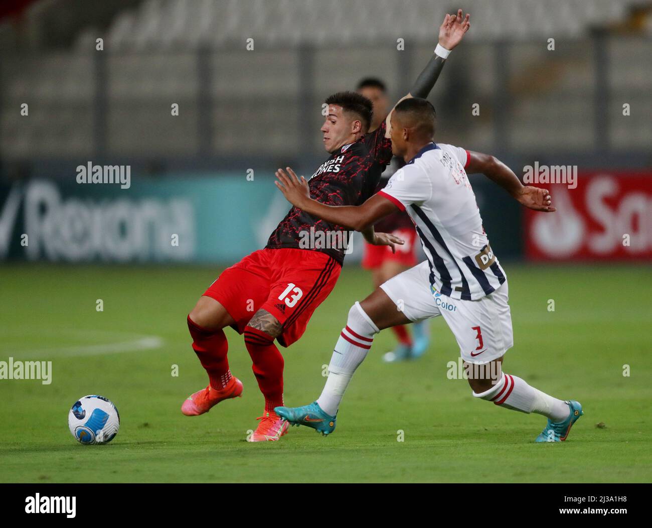 Fútbol - Copa Libertadores - Grupo F - Alianza Lima contra River Plate -  Estadio Nacional, Lima, Perú - 6 de abril de 2022 Alianza Lima's Yordi  Vilchez en acción con Enzo