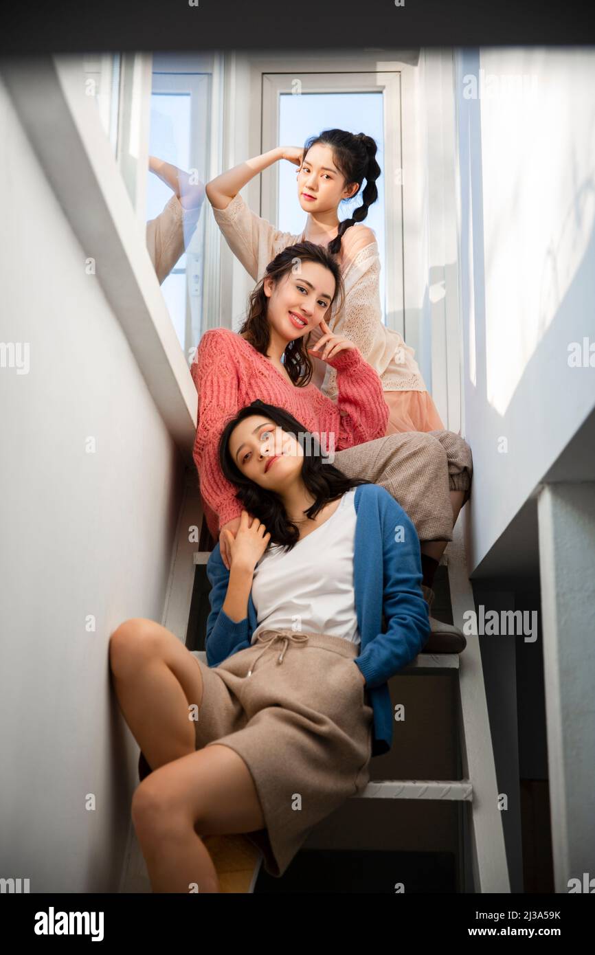 El tiempo libre de las señoras jóvenes hermosas de moda en China - foto de archivo Foto de stock