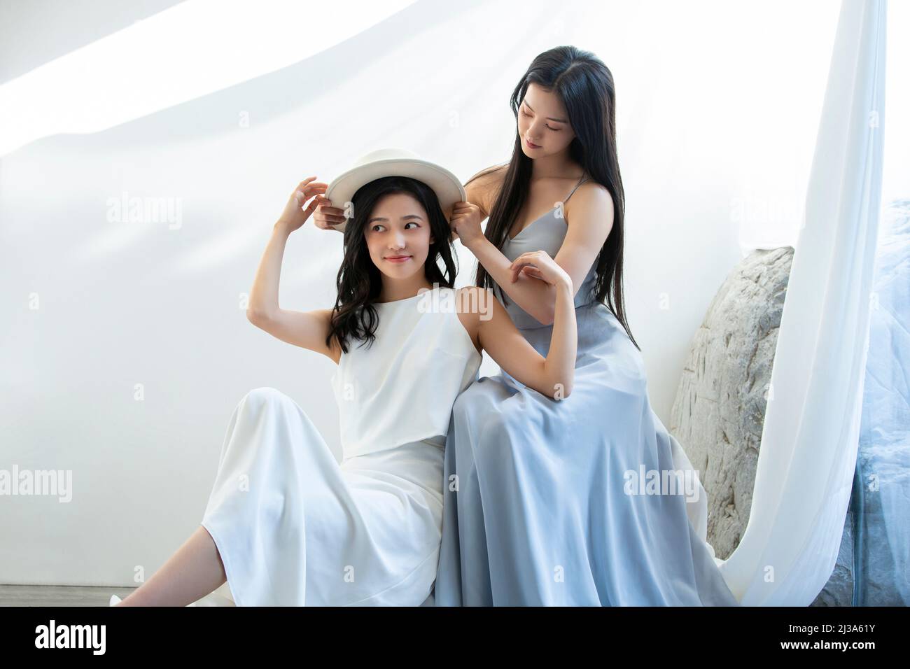 Preciosas y elegantes mujeres chinas con vestidos largos - foto de stock  Fotografía de stock - Alamy