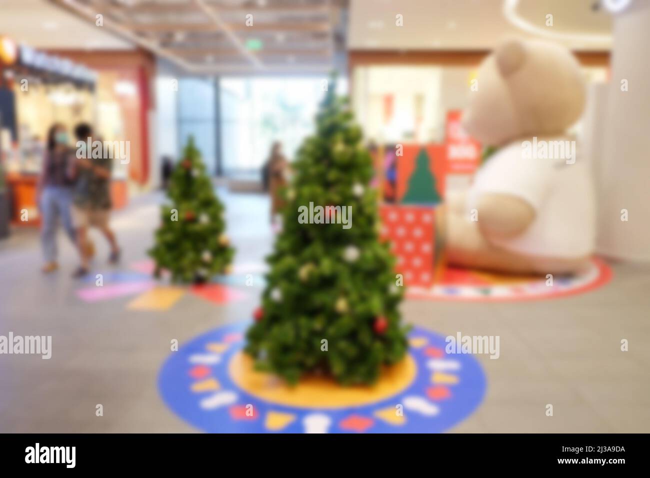 Resumen borroso árbol de Navidad fondo o centro comercial defocado de grandes almacenes para el diseño en su concepto de fondo de trabajo. Foto de stock