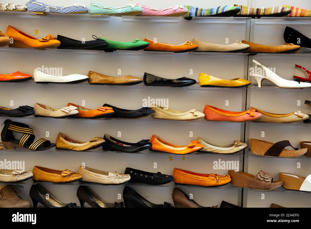 Los zapatos en la pantalla en un mercado en Florencia Italia Foto de stock