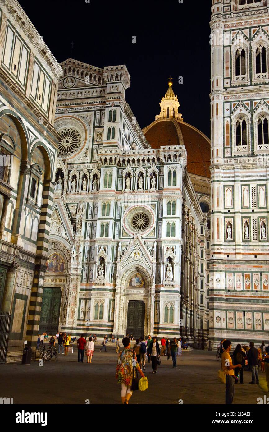 La zona del Duomo y Belltower por la noche en Florencia Italia Foto de stock