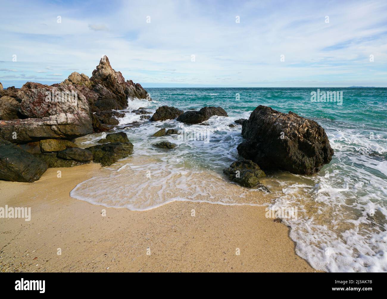 Playa de arena entre rocas, Koh lan isla tailandia Foto de stock