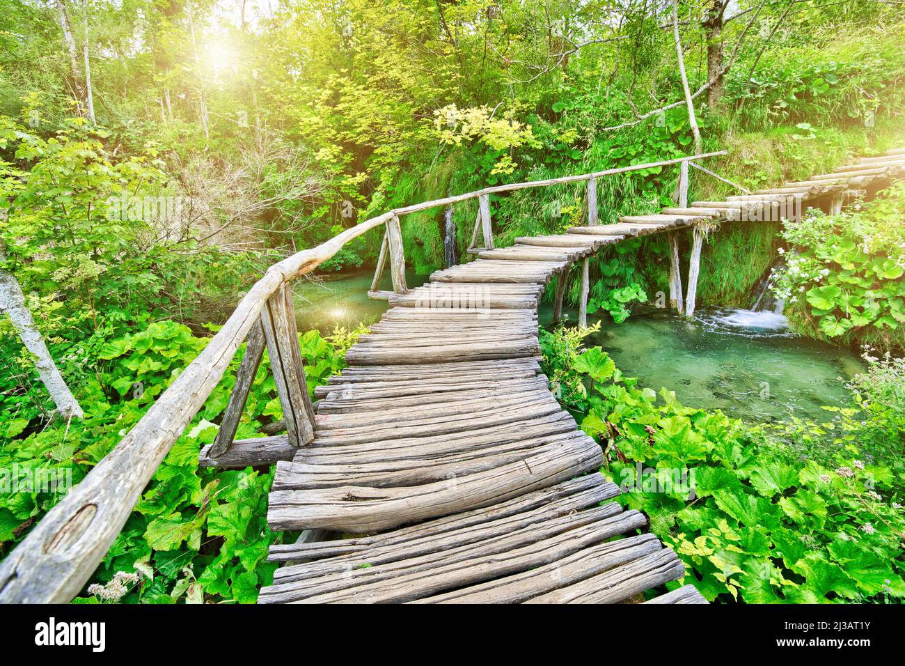 Caminar en el embarcadero del lago Milino Jezero. Parque Nacional de los Lagos de Plitvice en Croacia, en la región de Lika. Declarado Patrimonio de la Humanidad por la UNESCO de Croacia Foto de stock