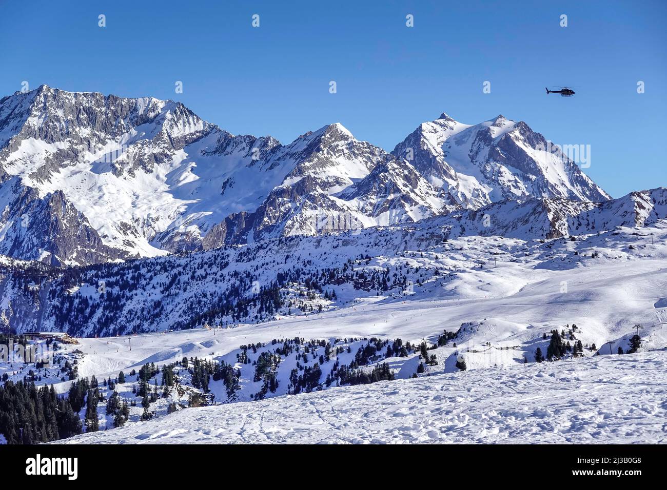 Pista de esquí y mundo de montaña en Couchevel Moriond, Vallee de Courchevel, departamento de Saboya, Francia Foto de stock