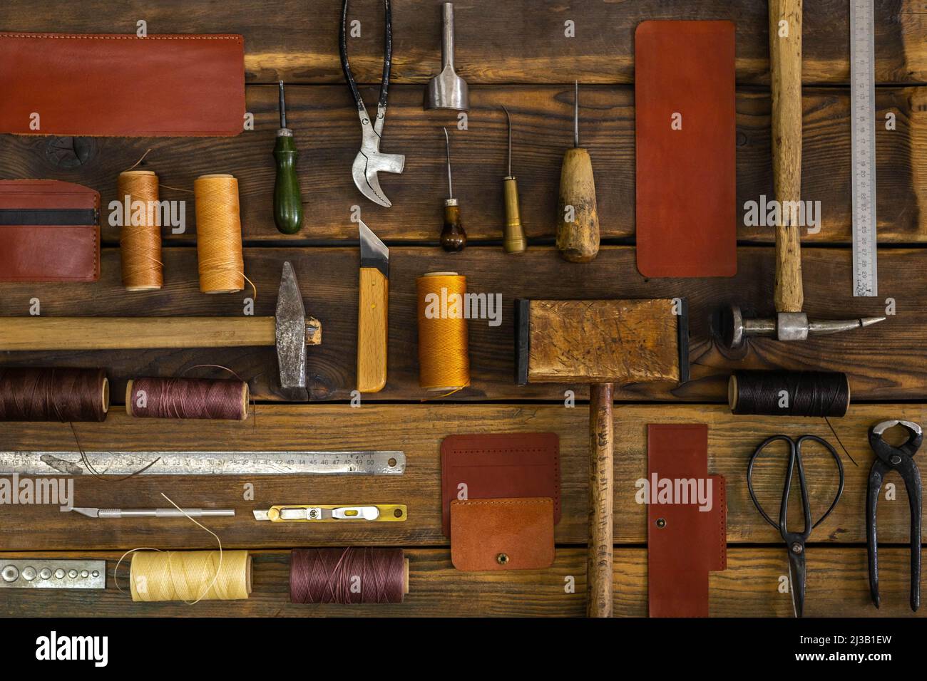 Vea los materiales e instrumentos en la alfombrilla de corte para cortar  detalles de medición de cuero Fotografía de stock - Alamy