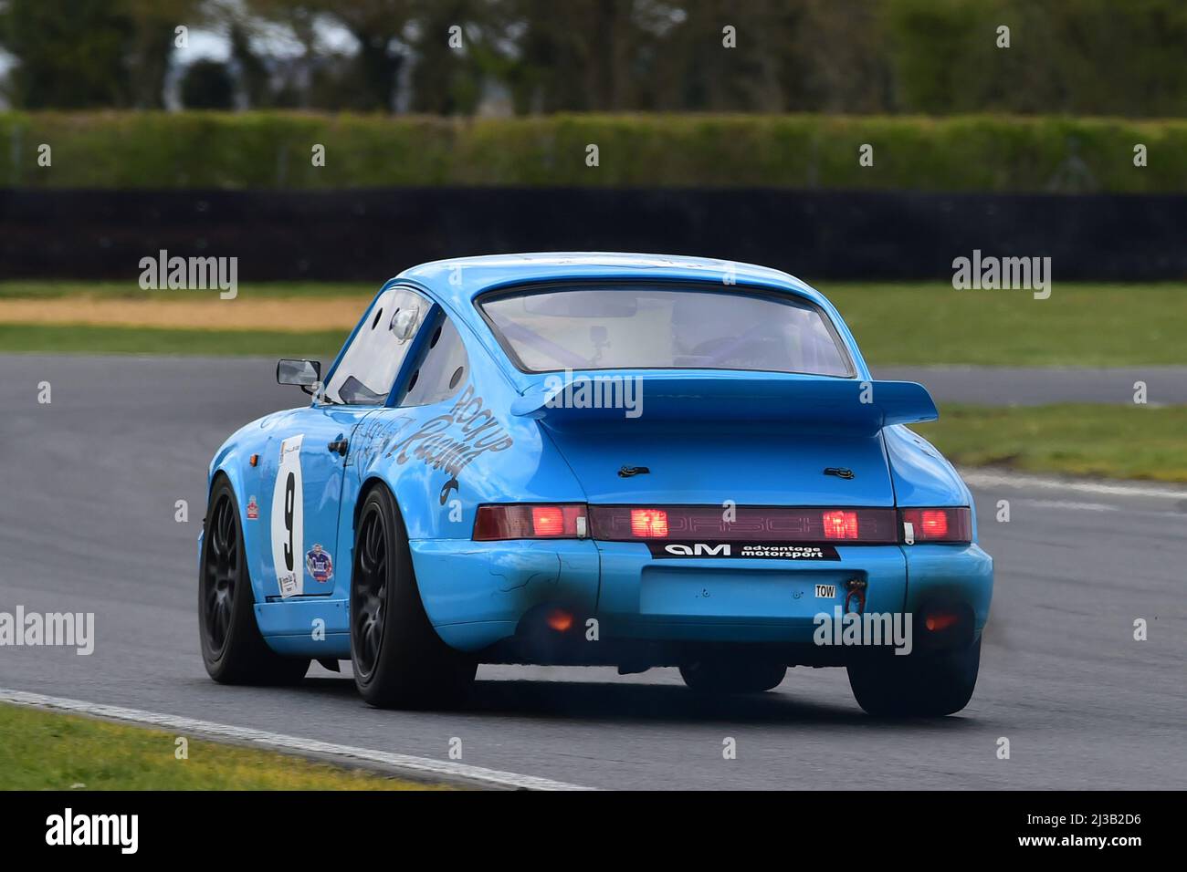 Sólo un toque de llama de ambos lados del escape, Robert Hollyman, Porsche 964, Advantage Motorsport Future Classics, una serie de carreras para Sports Salo Foto de stock
