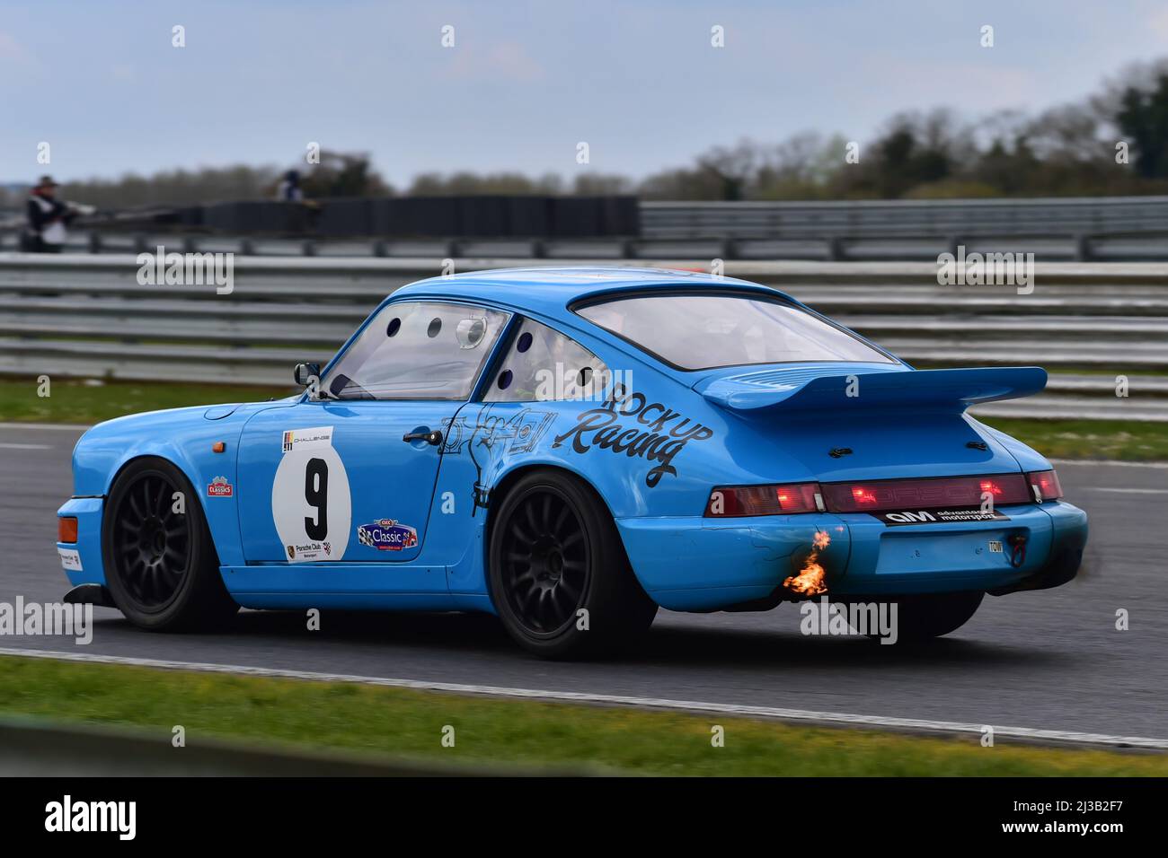 Una ráfaga de llama del escape, Robert Hollyman, Porsche 964, Advantage Motorsport Future Classics, una serie de carreras para Sports Saloon y GT coches de la marca Foto de stock