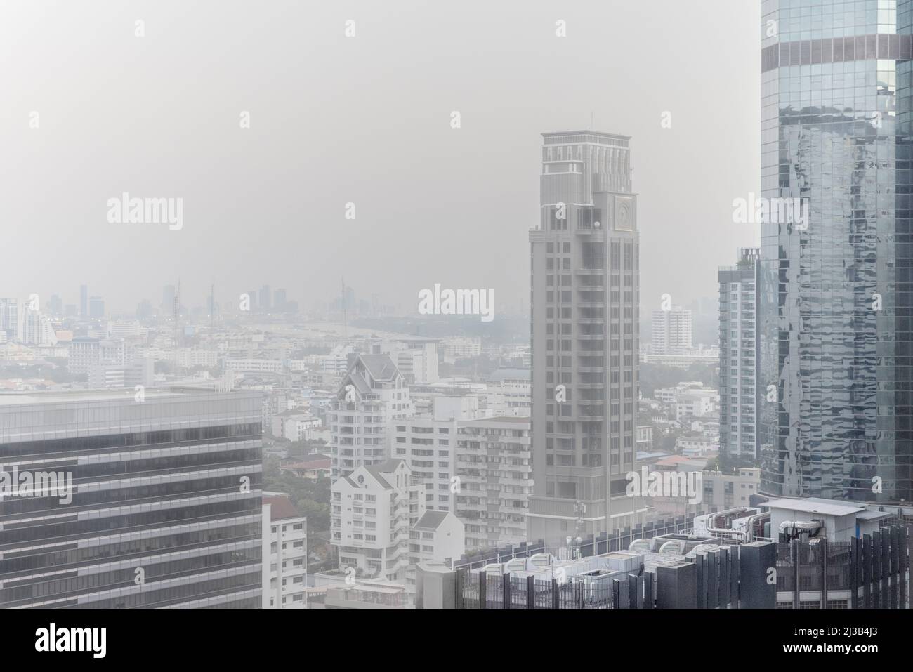 Rascacielos del centro de la ciudad de Bangkok. Escasa visibilidad, smog, causado por polvo y humo alto nivel PM2,5 de contaminación del aire. Foto de stock