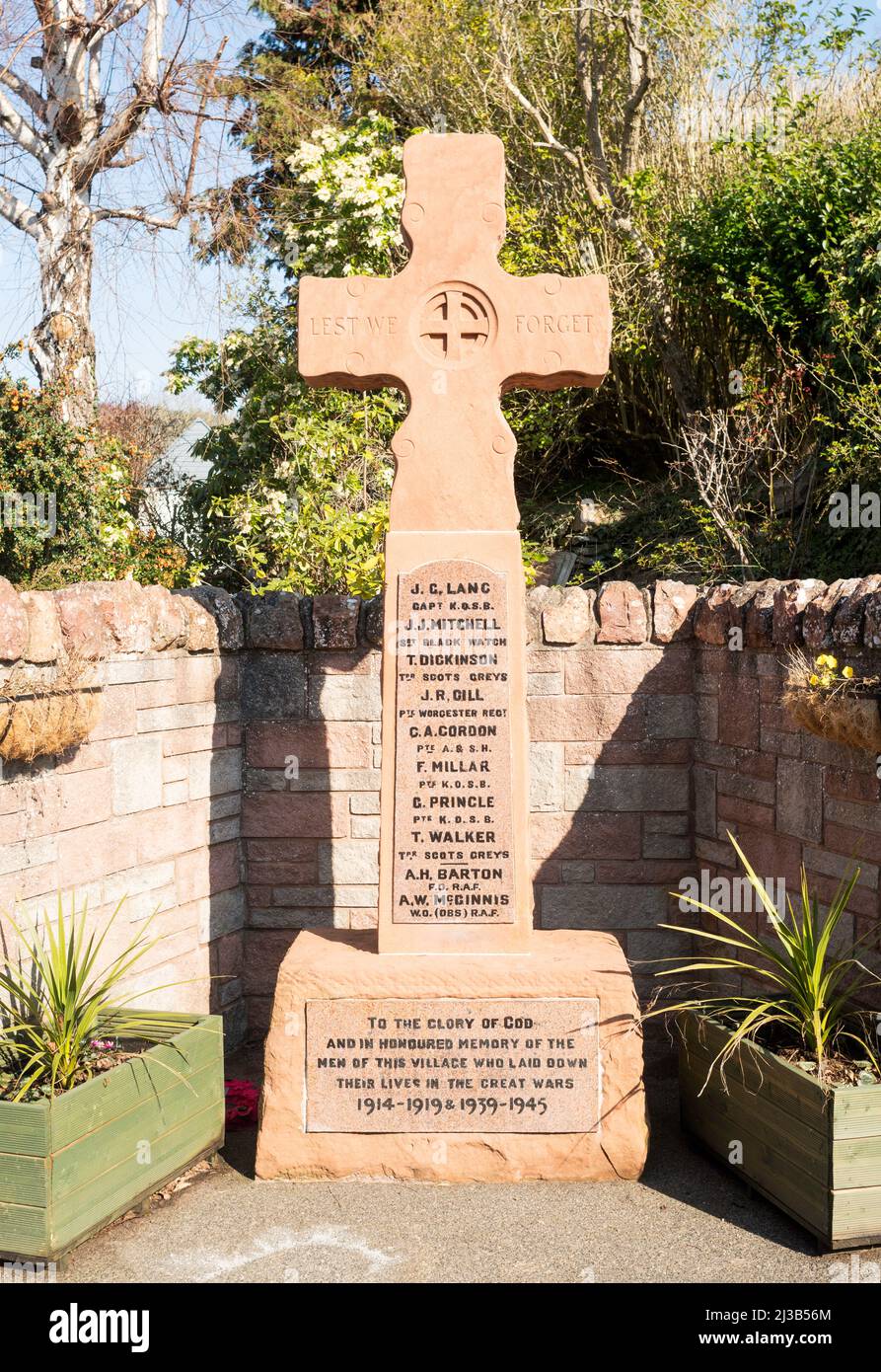 El monumento conmemorativo de la guerra en el pueblo de Newstead, Scottish Borders, Escocia
