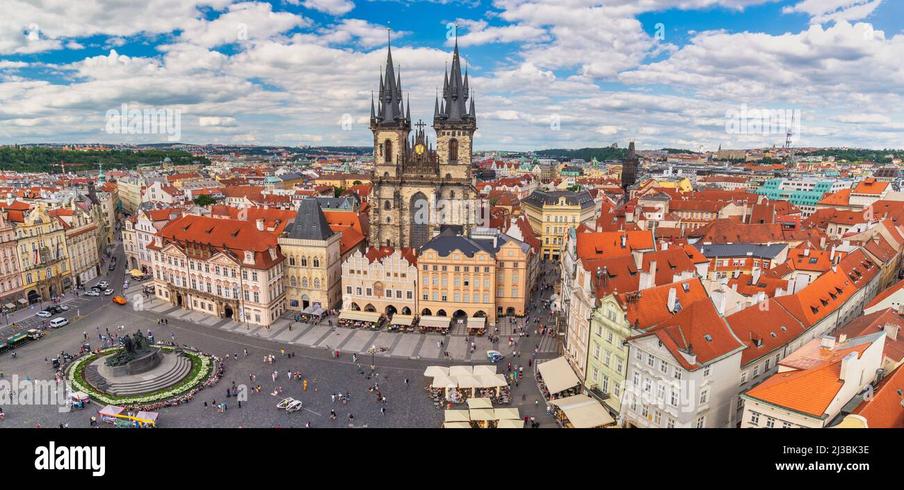 Praga República Checa, vista de gran ángulo panorámica de la ciudad horizonte en la plaza de la ciudad vieja de Praga, República Checa Foto de stock