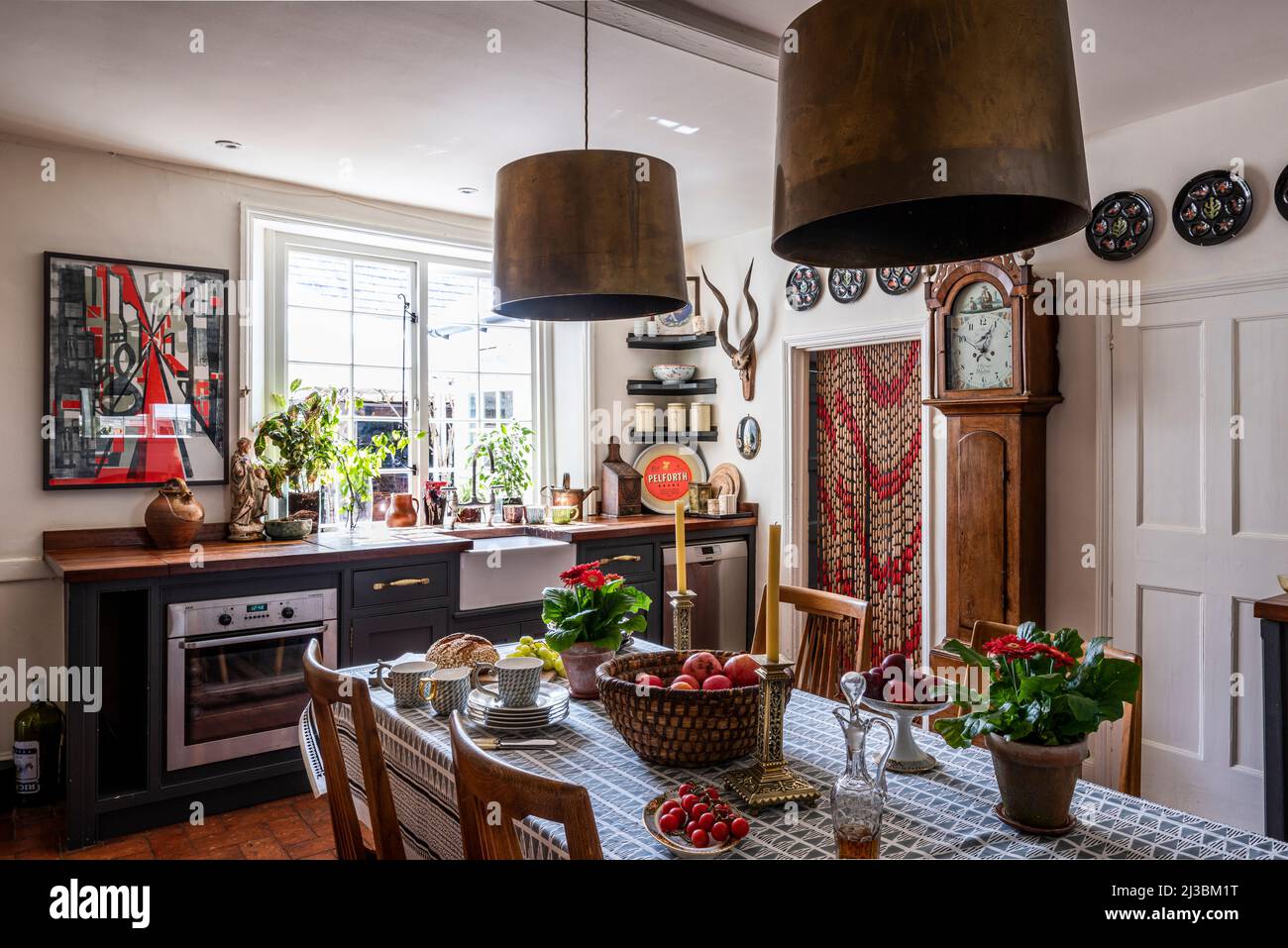 Cocina con 1950s cortinas francesas con abalorios en la casa del siglo 17th de Suffolk, Reino Unido Fotografía de stock - Alamy