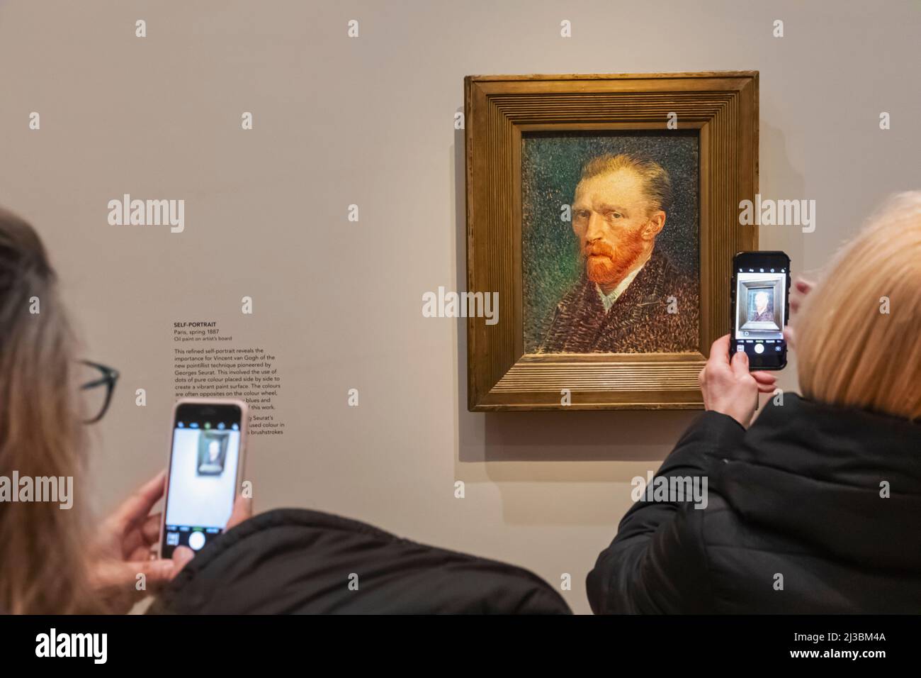 Galería Visitantes Tomando fotos con smartphone de una pintura autorretrato de Vincent van Gogh Foto de stock