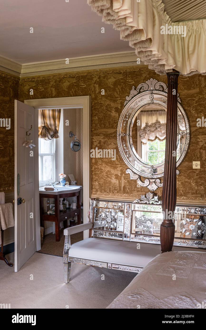 Muebles con espejos indios con Toile de jouy que representan la leyenda de  William Tell en la mansión renovada de grado II, Cambridgeshire,  Inglaterra, Reino Unido Fotografía de stock - Alamy