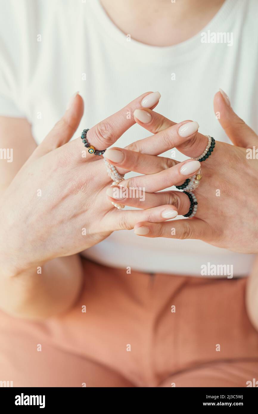 Las manos de la mujer joven con accesorios hermosos, cerca Foto de stock