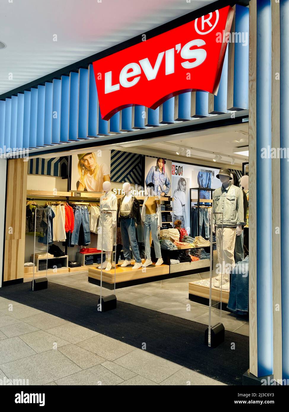 Levis store shop fotografías e imágenes de alta resolución - Alamy