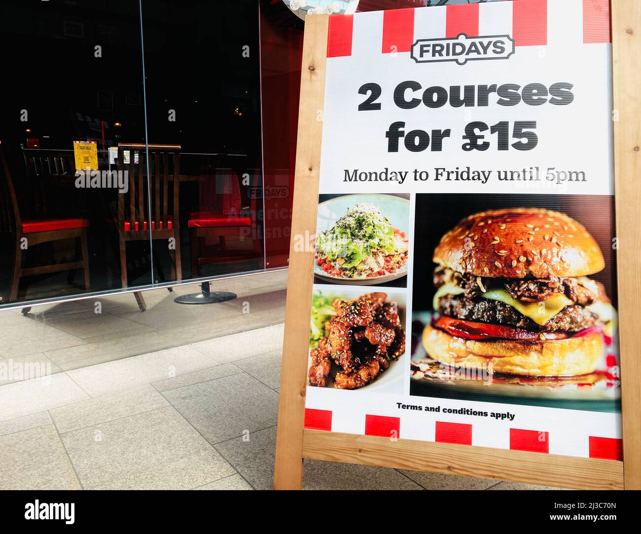 TGI Fridays, una cadena de restaurantes amercianos, un marco que anuncia una comida de hamburguesa en el centro comercial Leeds Trinity. Foto de stock