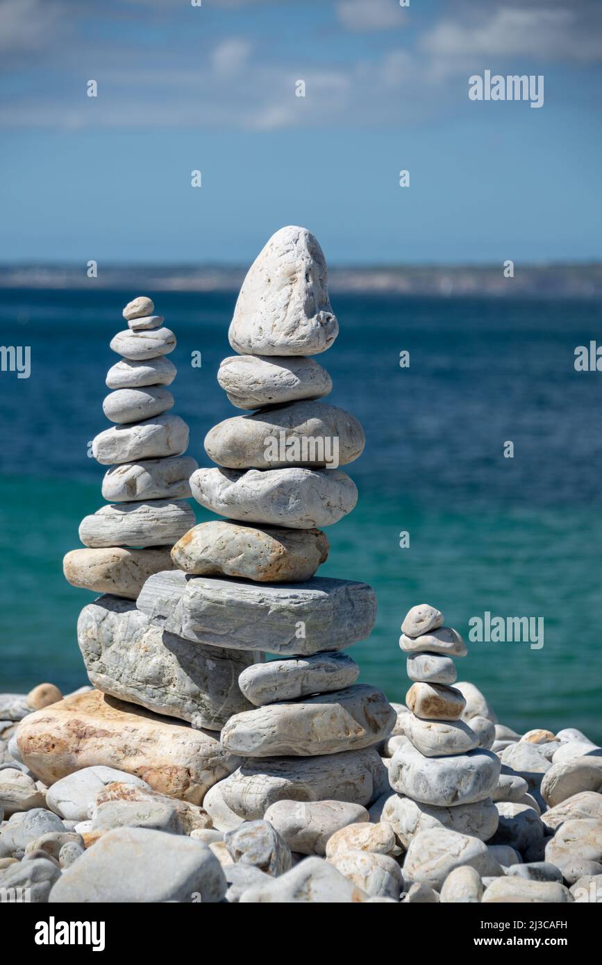 Pila de piedras en una playa, fondo del océano en Bretaña, Francia Foto de stock
