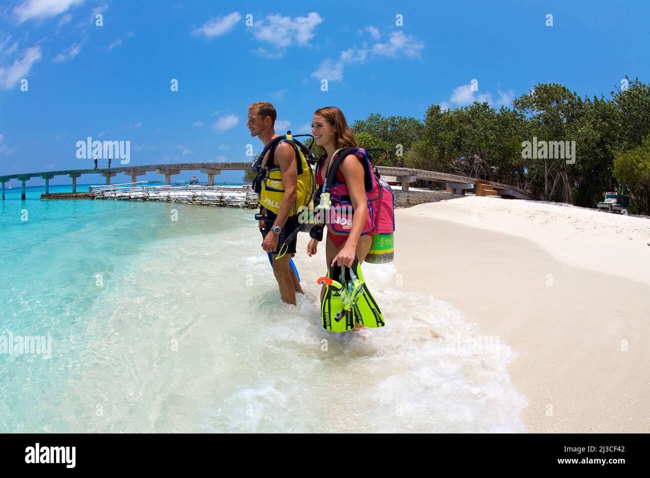 Taucher am Strand der Malediveninsel Reethi Beach, Baa-Atoll, Malediven, Indischer Ozean, Asien | Buceo buzo en la playa de la isla maldiviana Re Foto de stock