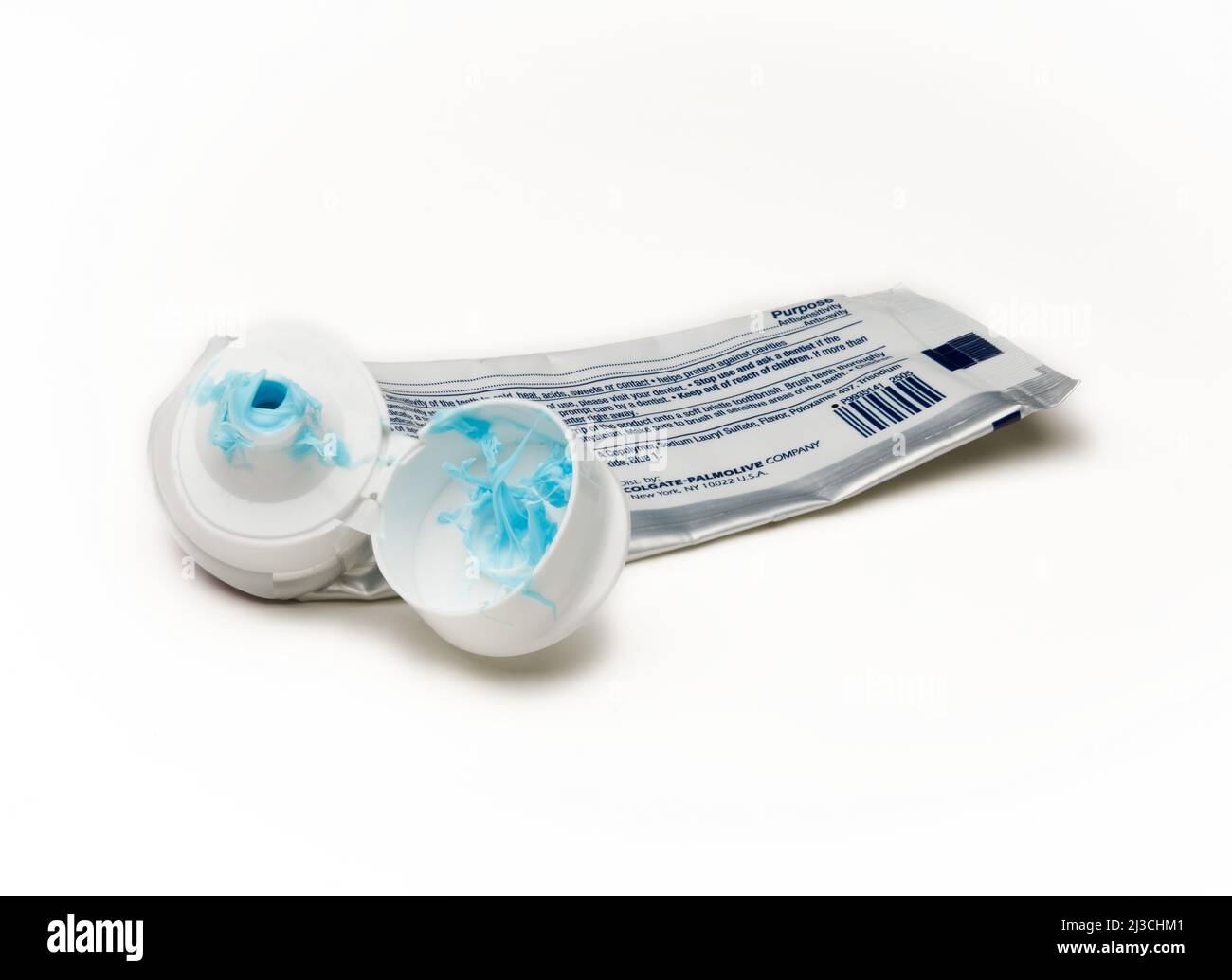 Un tubo usado de pasta dental con el habitual lío y obstrucción en la punta Foto de stock