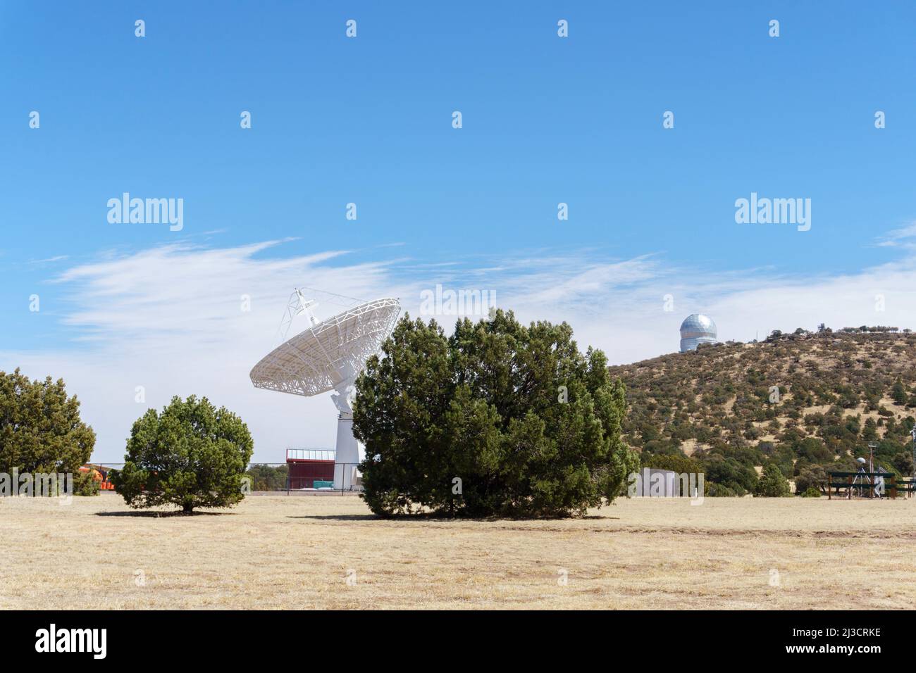 Radio Telescopio en el Observatorio McDonald durante el día, Fort Davis Texas Foto de stock