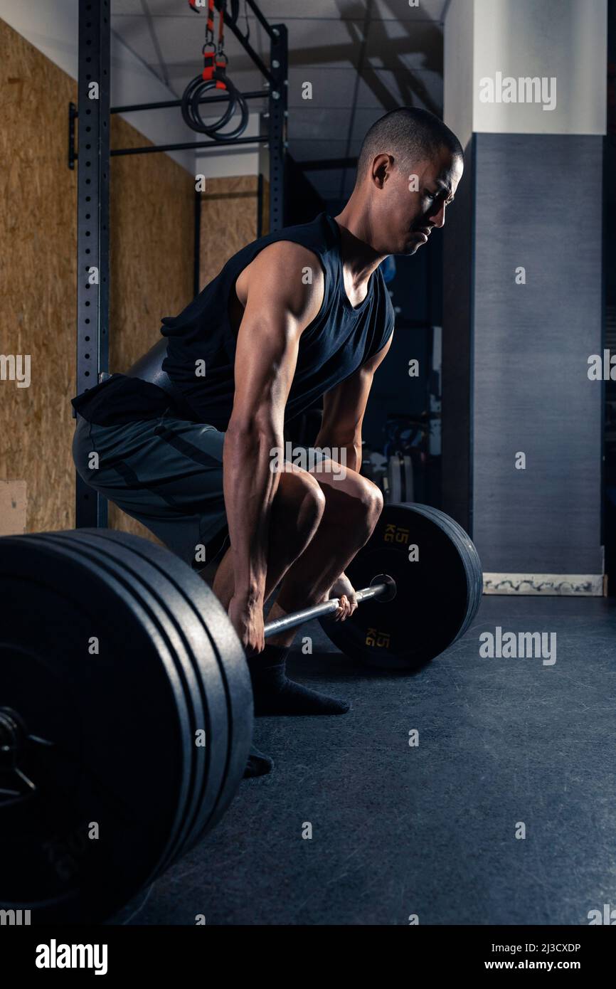 https://c8.alamy.com/compes/2j3cxdp/vista-lateral-del-cuerpo-completo-de-un-potente-levantador-de-fuerza-afroamericano-masculino-en-activewear-levantar-la-pesa-fuerte-durante-el-entrenamiento-de-pesas-en-un-gimnasio-espacioso-y-ligero-2j3cxdp.jpg