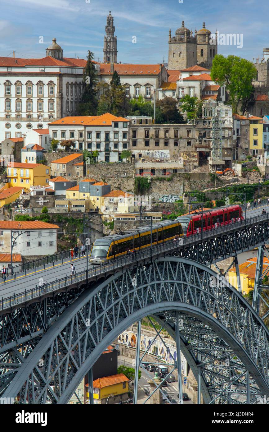 Metro do Porto, cruzando el puente Pont Luiz 1 sobre el río Douro Porto Portugal que fue diseñado por Theophile Seyrig socio de Gustave Eiffel Foto de stock