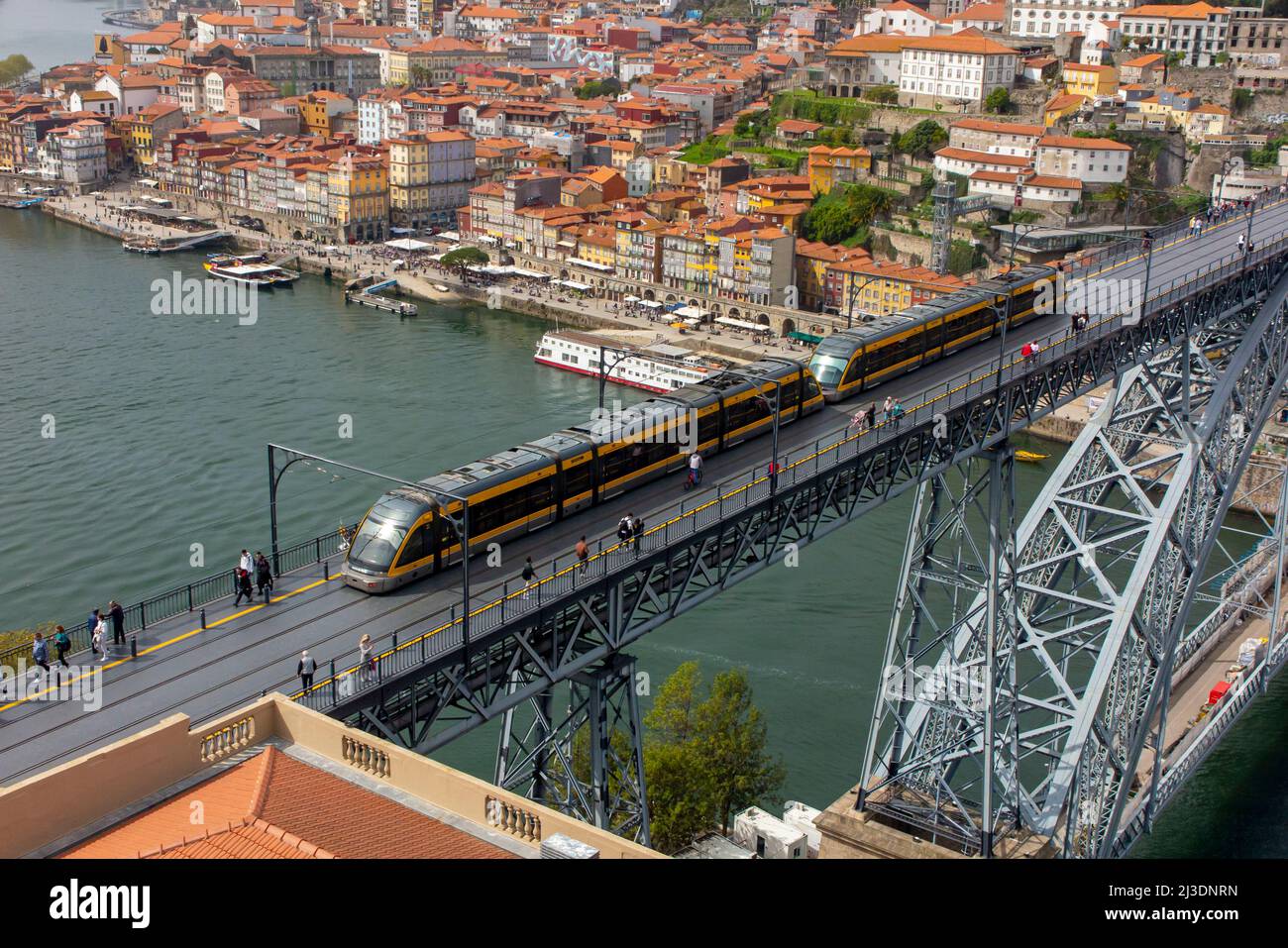Metro do Porto, cruzando el puente Pont Luiz 1 sobre el río Douro Porto Portugal que fue diseñado por Theophile Seyrig socio de Gustave Eiffel Foto de stock