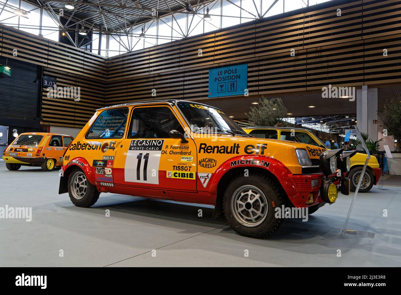 LYON, FRANCIA, 7 de abril de 2022 : El Salón del Automóvil de Lyon se celebra en Eurexpo. Renault 5, el coche urbano más deportivo celebra su 50th aniversario en el espectáculo. Foto de stock