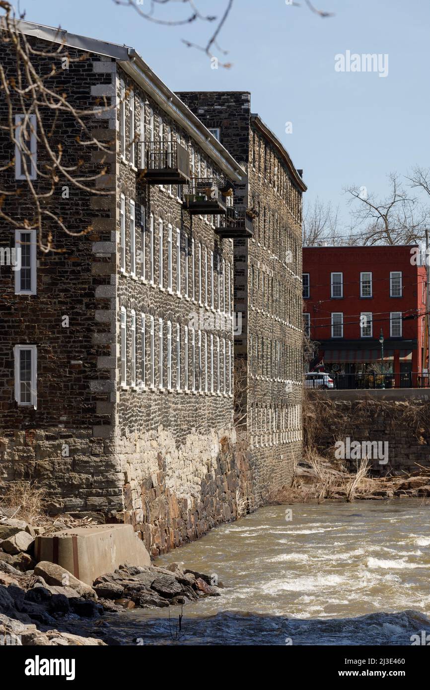 Canal Place en Little Falls, Nueva York, en el río Mohawk y el canal Erie Foto de stock