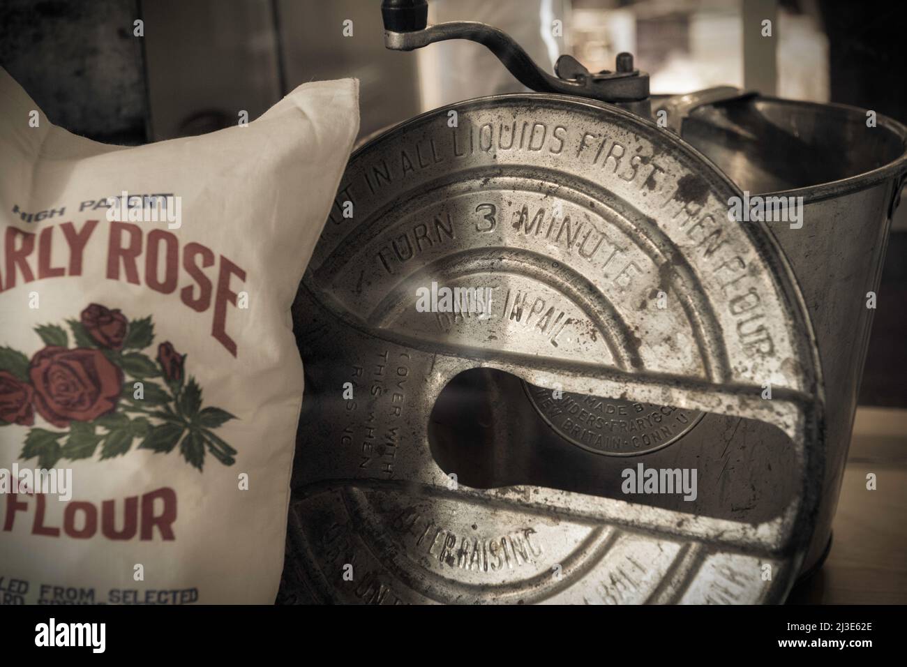 El saco de harina y el equipo de fabricación de pan de la vendimia en el 1920s o 1930s Foto de stock